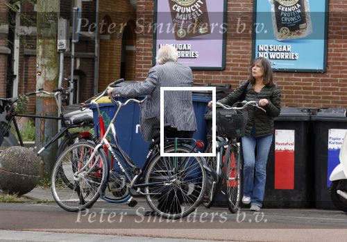 Amsterdam 1 juli 2024
Youp van t Hek en zijn vrouw Debby Petter op terras en op de fiets in Amsterdam zuid. Ze zijn beide druk op hun telefoon.