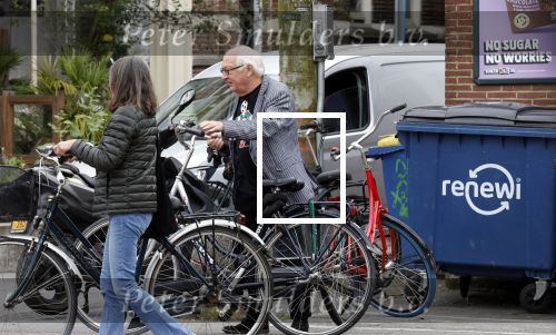Amsterdam 1 juli 2024
Youp van t Hek en zijn vrouw Debby Petter op terras en op de fiets in Amsterdam zuid. Ze zijn beide druk op hun telefoon.