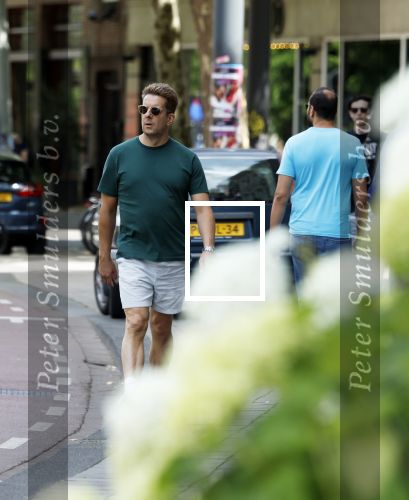 Amsterdam 15 juli 225
Alex Klaassen bellend en wandelend op straat in Amsterdam.