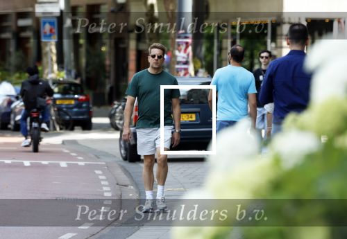 Amsterdam 15 juli 225
Alex Klaassen bellend en wandelend op straat in Amsterdam.
