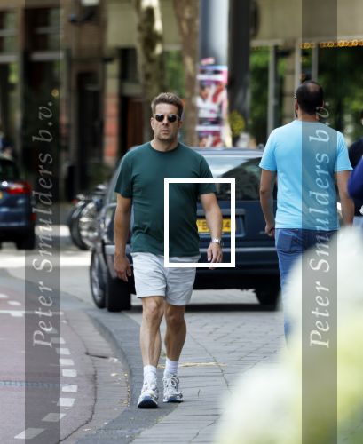 Amsterdam 15 juli 225
Alex Klaassen bellend en wandelend op straat in Amsterdam.