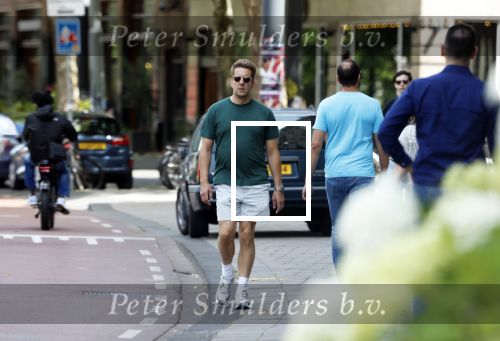 Amsterdam 15 juli 225
Alex Klaassen bellend en wandelend op straat in Amsterdam.