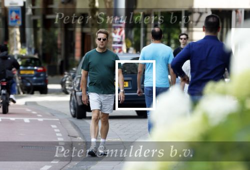 Amsterdam 15 juli 225
Alex Klaassen bellend en wandelend op straat in Amsterdam.