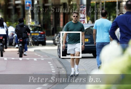 Amsterdam 15 juli 225
Alex Klaassen bellend en wandelend op straat in Amsterdam.