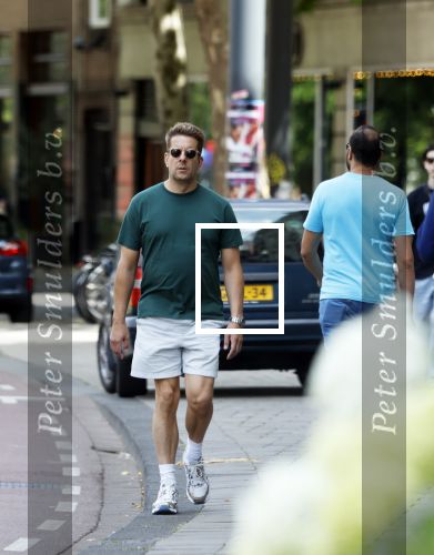 Amsterdam 15 juli 225
Alex Klaassen bellend en wandelend op straat in Amsterdam.