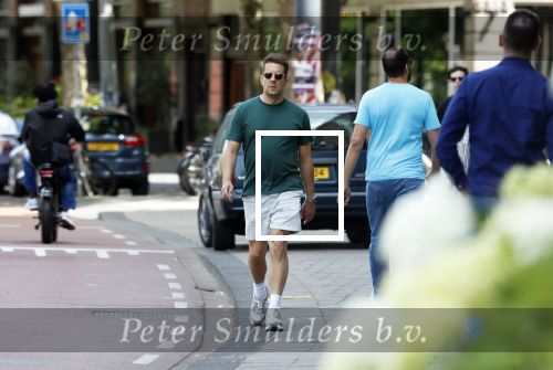 Amsterdam 15 juli 225
Alex Klaassen bellend en wandelend op straat in Amsterdam.
