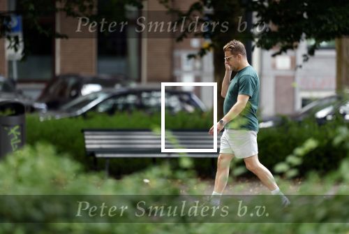 Amsterdam 15 juli 225
Alex Klaassen bellend en wandelend op straat in Amsterdam.
