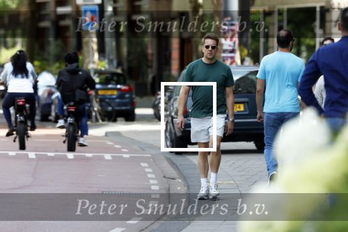 Amsterdam 15 juli 225
Alex Klaassen bellend en wandelend op straat in Amsterdam.