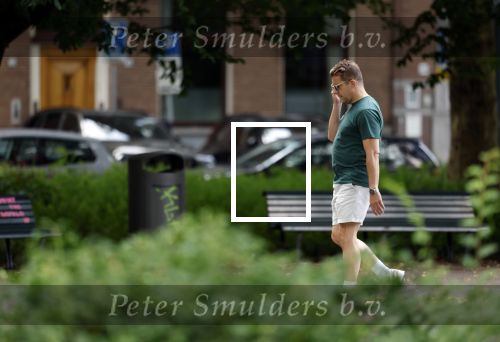 Amsterdam 15 juli 225
Alex Klaassen bellend en wandelend op straat in Amsterdam.