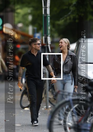 Amsterdam 26 juni 2025
Andre Hazes hand in hand met zijn nieuwe vriendin Noa Braaf op de beethovenstraat.