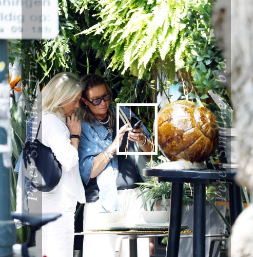 Amsterdam 11 juli 2025
Annemieke Verdoorn nmet een vriendin op de cornelis schuytstraat.