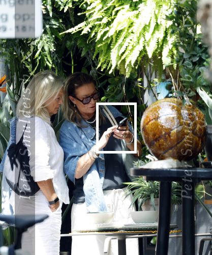 Amsterdam 11 juli 2025
Annemieke Verdoorn nmet een vriendin op de cornelis schuytstraat.