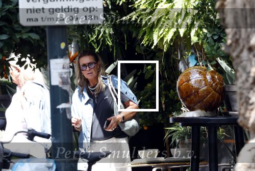 Amsterdam 11 juli 2025
Annemieke Verdoorn nmet een vriendin op de cornelis schuytstraat.