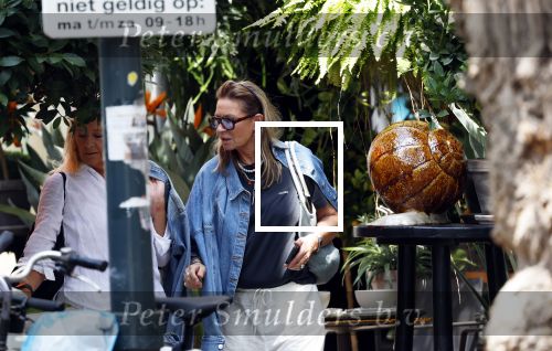 Amsterdam 11 juli 2025
Annemieke Verdoorn nmet een vriendin op de cornelis schuytstraat.
