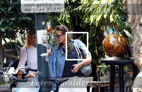 Amsterdam 11 juli 2025
Annemieke Verdoorn nmet een vriendin op de cornelis schuytstraat.