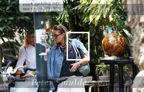 Amsterdam 11 juli 2025
Annemieke Verdoorn nmet een vriendin op de cornelis schuytstraat.