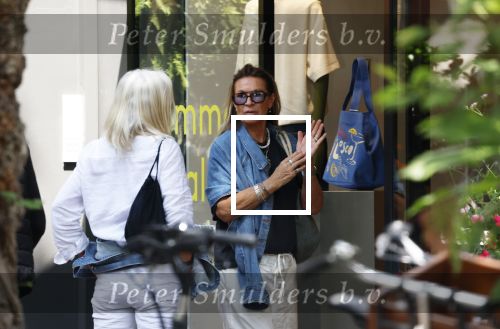 Amsterdam 11 juli 2025
Annemieke Verdoorn nmet een vriendin op de cornelis schuytstraat.