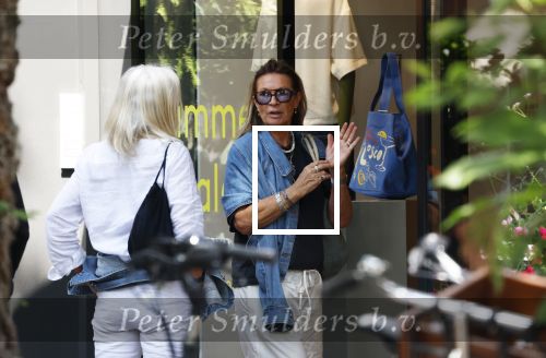 Amsterdam 11 juli 2025
Annemieke Verdoorn nmet een vriendin op de cornelis schuytstraat.