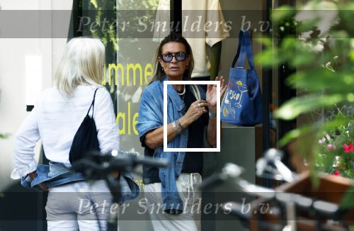 Amsterdam 11 juli 2025
Annemieke Verdoorn nmet een vriendin op de cornelis schuytstraat.