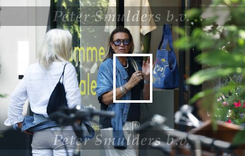 Amsterdam 11 juli 2025
Annemieke Verdoorn nmet een vriendin op de cornelis schuytstraat.