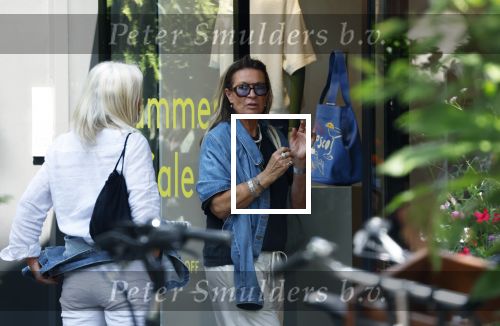 Amsterdam 11 juli 2025
Annemieke Verdoorn nmet een vriendin op de cornelis schuytstraat.