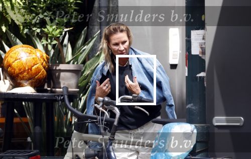 Amsterdam 11 juli 2025
Annemieke Verdoorn nmet een vriendin op de cornelis schuytstraat.