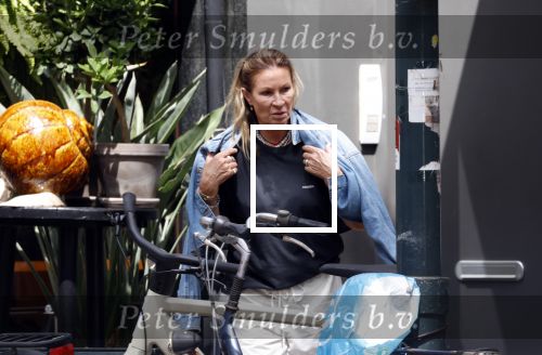 Amsterdam 11 juli 2025
Annemieke Verdoorn nmet een vriendin op de cornelis schuytstraat.