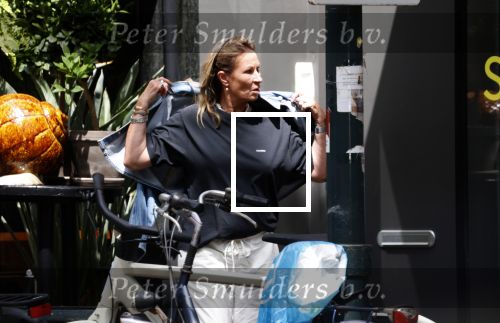 Amsterdam 11 juli 2025
Annemieke Verdoorn nmet een vriendin op de cornelis schuytstraat.