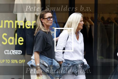 Amsterdam 11 juli 2025
Annemieke Verdoorn nmet een vriendin op de cornelis schuytstraat.
