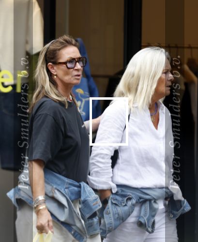 Amsterdam 11 juli 2025
Annemieke Verdoorn nmet een vriendin op de cornelis schuytstraat.