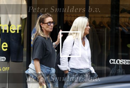 Amsterdam 11 juli 2025
Annemieke Verdoorn nmet een vriendin op de cornelis schuytstraat.