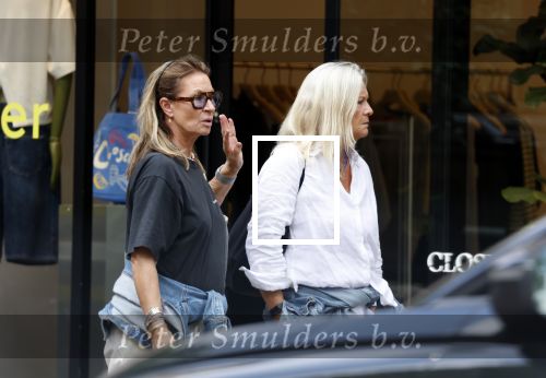 Amsterdam 11 juli 2025
Annemieke Verdoorn nmet een vriendin op de cornelis schuytstraat.