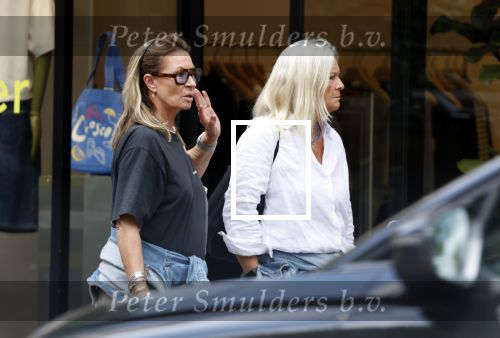 Amsterdam 11 juli 2025
Annemieke Verdoorn nmet een vriendin op de cornelis schuytstraat.
