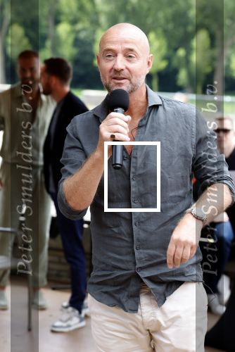 Amsterdam 13 juli 2025
Presentatie boek Dave Roelvink bij restaurant de Bosbaan . Aanwezig oa zijn vriendin Marijn Kuipers vader Dries Roelvink Honoria Roelvink Donny Roelvink en zijn moeder Lucienne Kenter.
Arold Langeveld