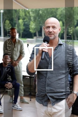 Amsterdam 13 juli 2025
Presentatie boek Dave Roelvink bij restaurant de Bosbaan . Aanwezig oa zijn vriendin Marijn Kuipers vader Dries Roelvink Honoria Roelvink Donny Roelvink en zijn moeder Lucienne Kenter.
Arold Langeveld