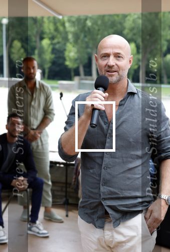 Amsterdam 13 juli 2025
Presentatie boek Dave Roelvink bij restaurant de Bosbaan . Aanwezig oa zijn vriendin Marijn Kuipers vader Dries Roelvink Honoria Roelvink Donny Roelvink en zijn moeder Lucienne Kenter.
Arold Langeveld