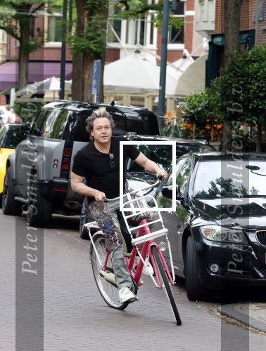 Amsterdam 18 juli 2025
Kunstenaar Bram Reijnders op de fiets in Amsterdam zuid.