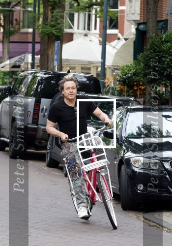 Amsterdam 18 juli 2025
Kunstenaar Bram Reijnders op de fiets in Amsterdam zuid.