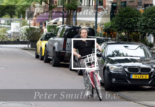 Amsterdam 18 juli 2025
Kunstenaar Bram Reijnders op de fiets in Amsterdam zuid.