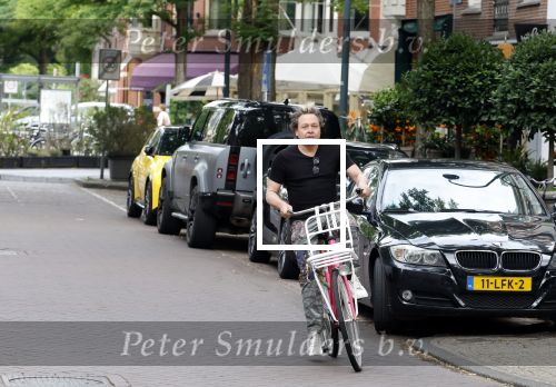Amsterdam 18 juli 2025
Kunstenaar Bram Reijnders op de fiets in Amsterdam zuid.