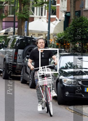 Amsterdam 18 juli 2025
Kunstenaar Bram Reijnders op de fiets in Amsterdam zuid.