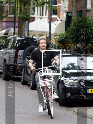 Amsterdam 18 juli 2025
Kunstenaar Bram Reijnders op de fiets in Amsterdam zuid.