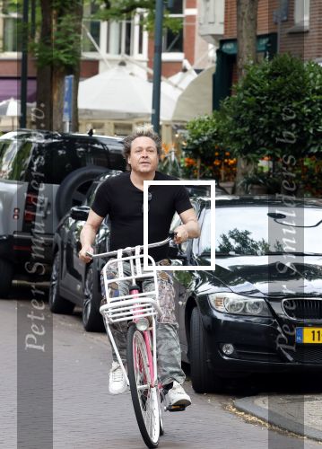 Amsterdam 18 juli 2025
Kunstenaar Bram Reijnders op de fiets in Amsterdam zuid.