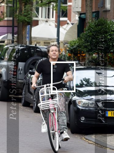 Amsterdam 18 juli 2025
Kunstenaar Bram Reijnders op de fiets in Amsterdam zuid.