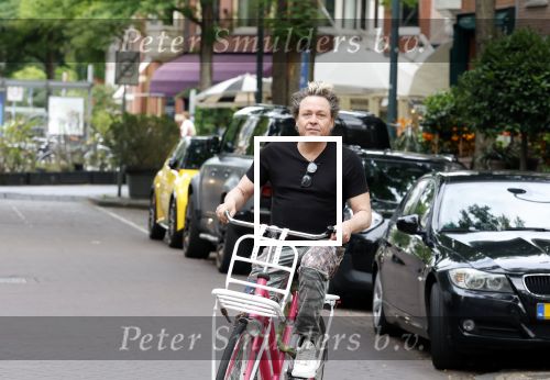 Amsterdam 18 juli 2025
Kunstenaar Bram Reijnders op de fiets in Amsterdam zuid.