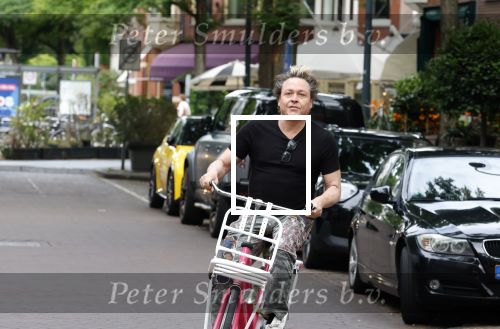 Amsterdam 18 juli 2025
Kunstenaar Bram Reijnders op de fiets in Amsterdam zuid.
