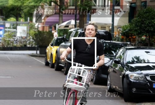 Amsterdam 18 juli 2025
Kunstenaar Bram Reijnders op de fiets in Amsterdam zuid.
