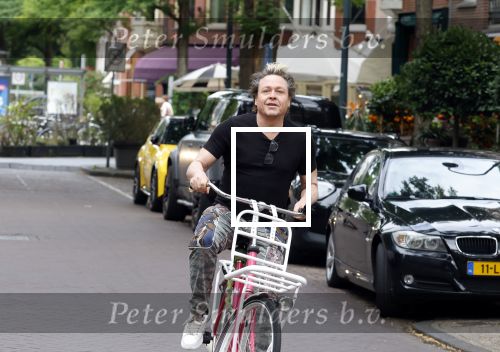 Amsterdam 18 juli 2025
Kunstenaar Bram Reijnders op de fiets in Amsterdam zuid.