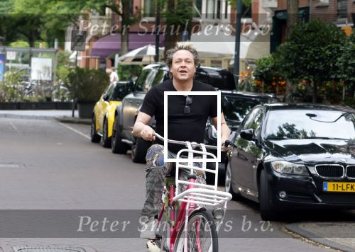 Amsterdam 18 juli 2025
Kunstenaar Bram Reijnders op de fiets in Amsterdam zuid.