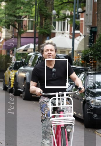 Amsterdam 18 juli 2025
Kunstenaar Bram Reijnders op de fiets in Amsterdam zuid.